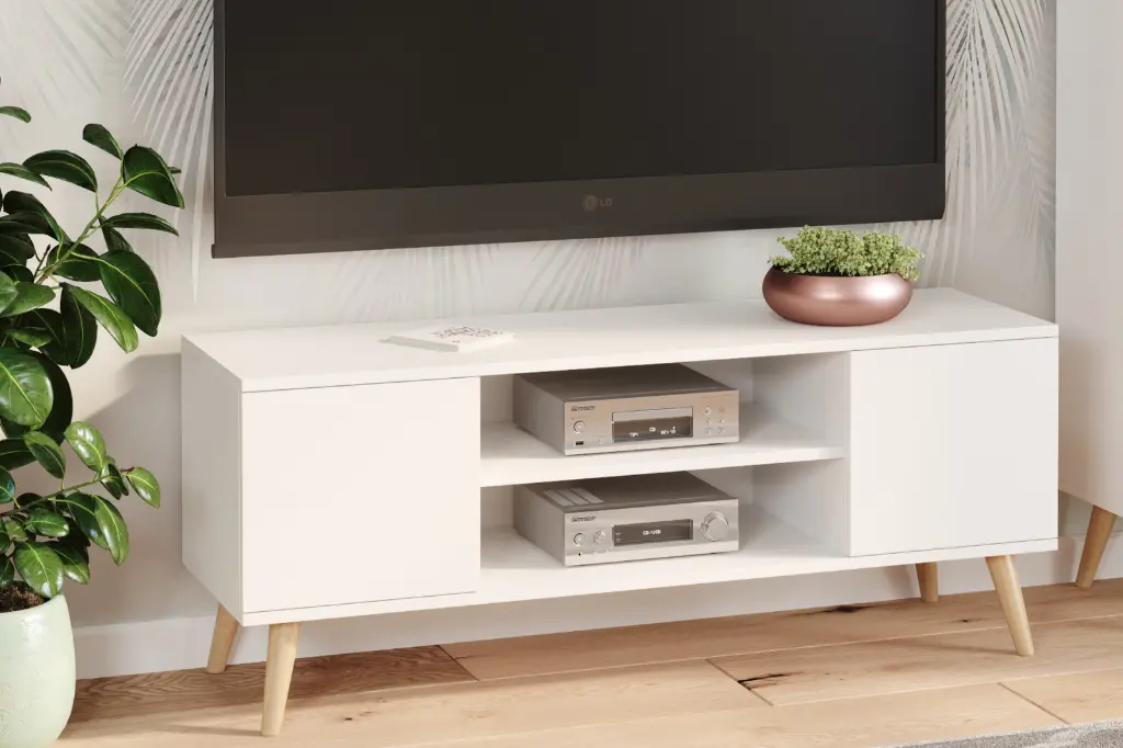 pol_pl_Szafka-RTV-FOCUS-135-cm-skandynawska-nogi-drewniane-Biala-13847_4.webp